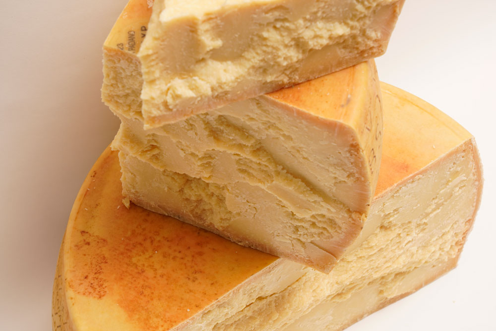 spicchi di grana tagliati ed impilati