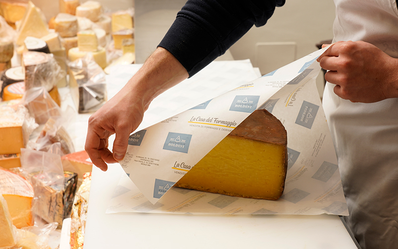 close up su formaggio incartato