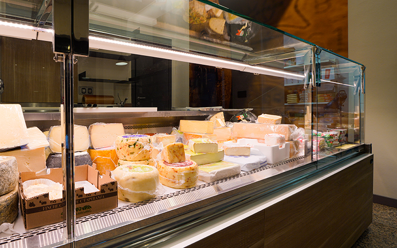 banco frigo con all'interno formaggi