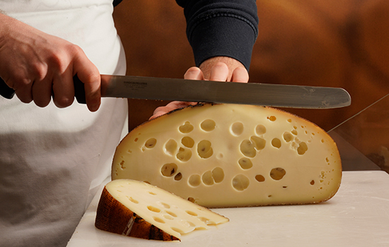close up taglio formaggio emental
