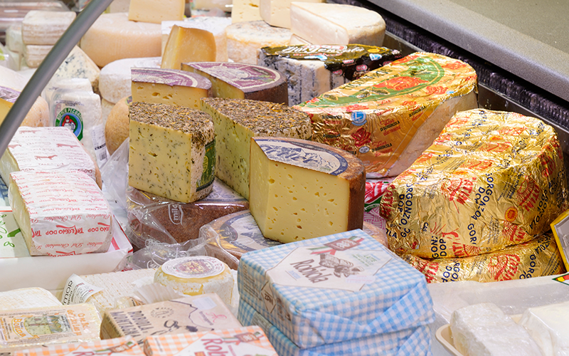 dettaglio di formaggi nel banco frigo
