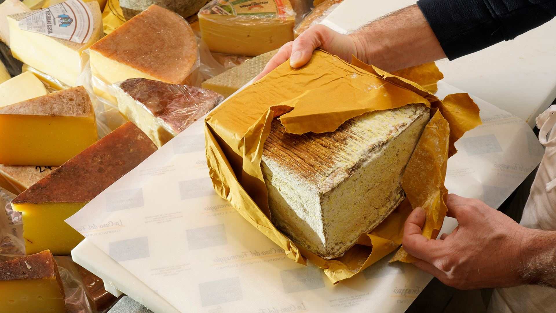close up su formaggio erborinato stagionato incartato