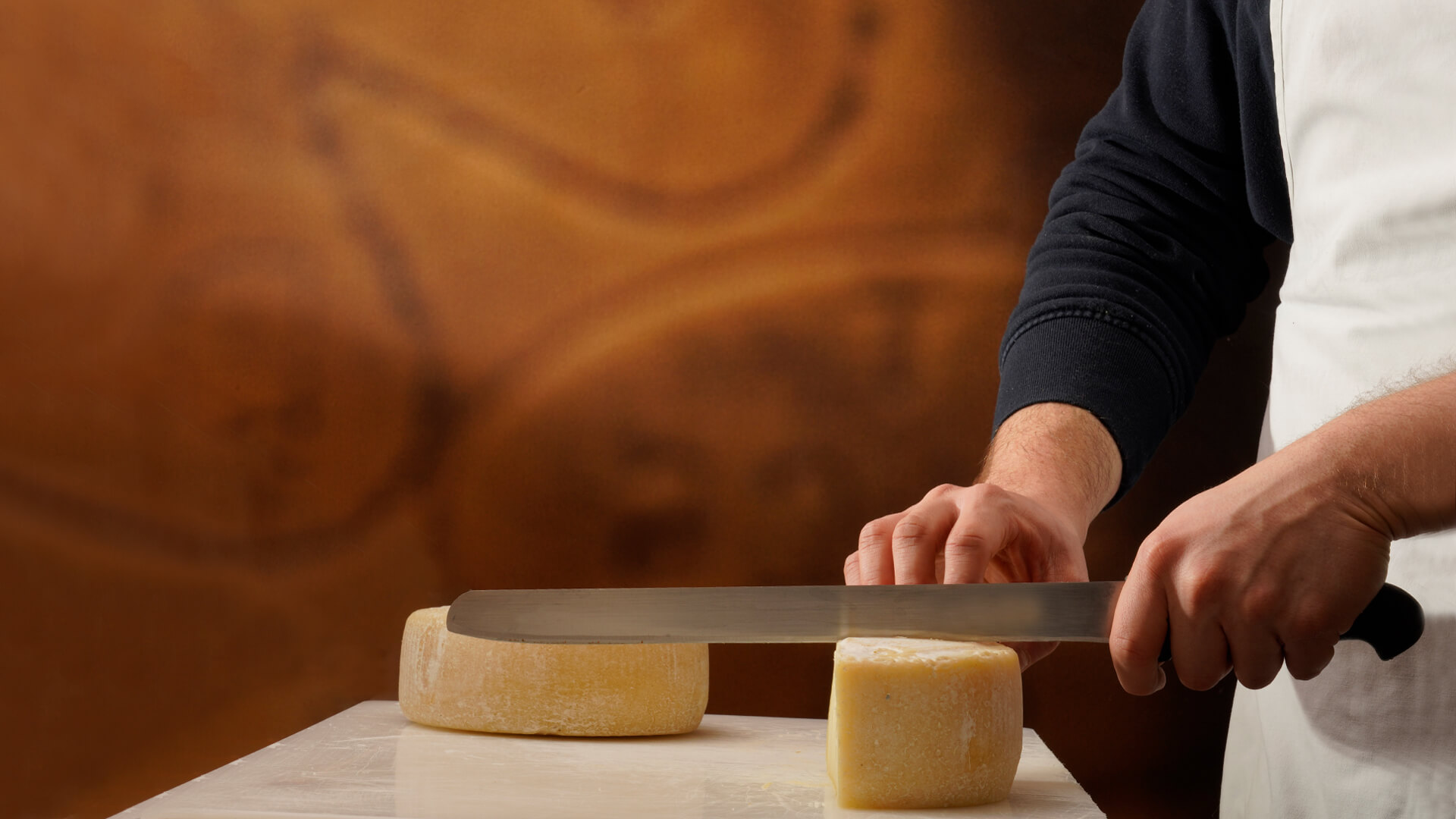 close up su taglio formaggio tremosine
