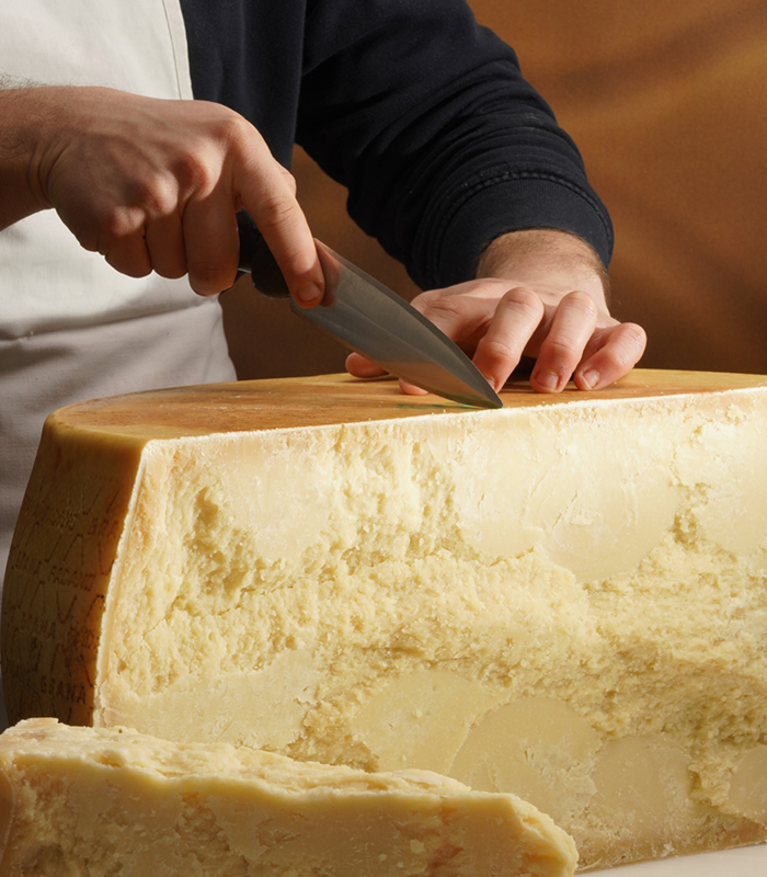 close up su forma di grana tagliata a metà pronta al taglio