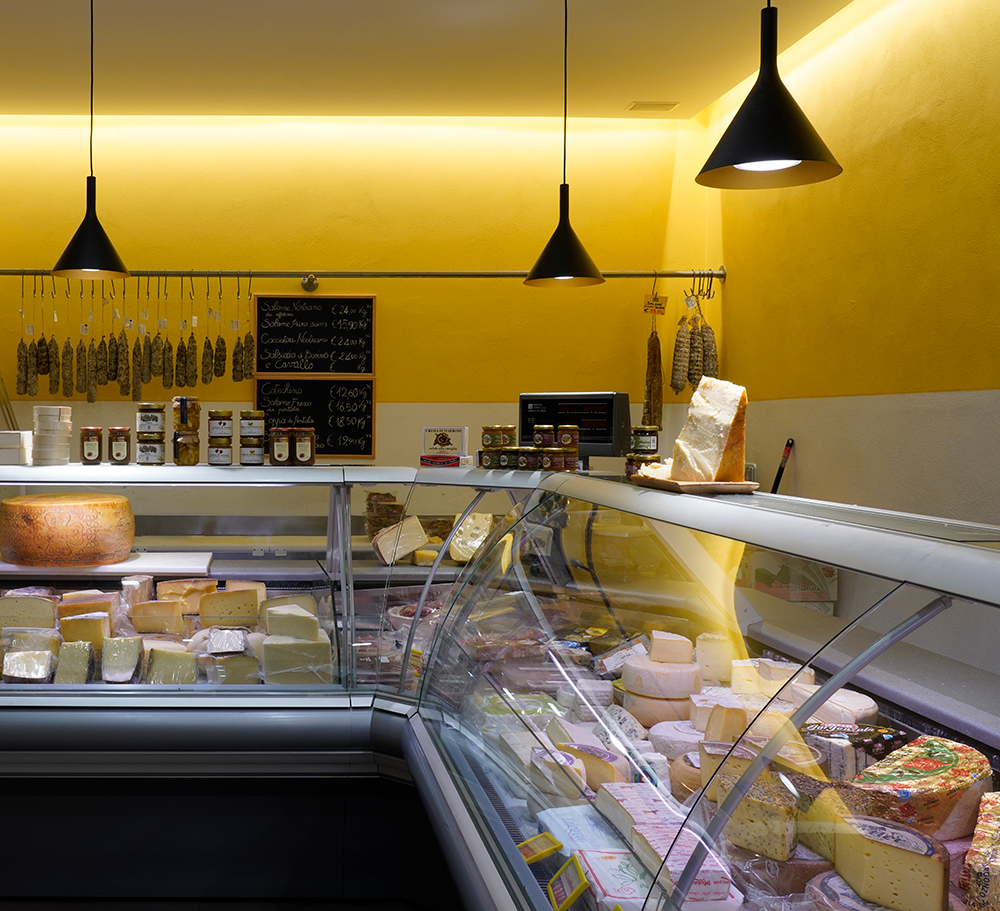 sezione banco frigo negozio medole