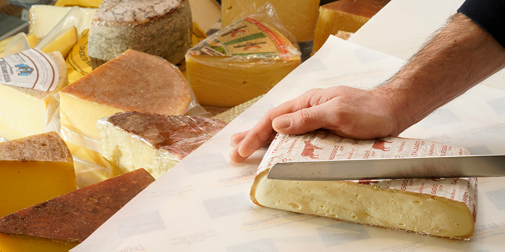close up taglio formaggio taleggio