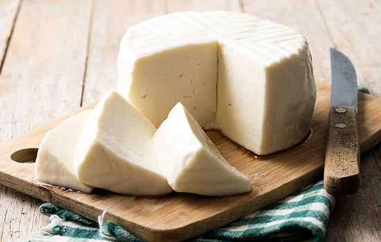 formaggio fresco su asse legno